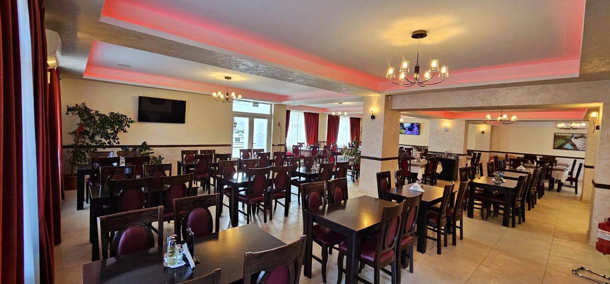 Pensiune Restaurant Pizzerie 2 Pauni Borsa  Exterior photo
